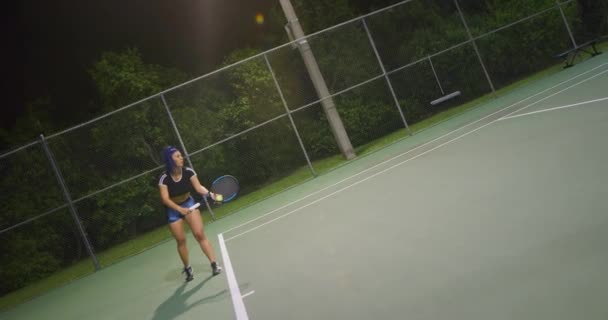 Kvinna Som Serverar Tennisboll Natten — Stockvideo