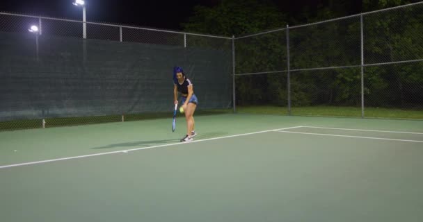 Vrouw Die Nachts Tennisbal Serveert — Stockvideo
