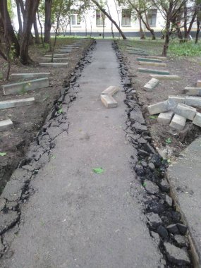 Kamu arazisinde tamir edilmiş bir yol, Moskova.