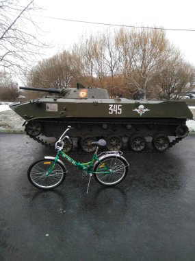 Moskova 'daki Zafer Parkı' nda anıt olarak park edilmiş tankın yanına geçici olarak park edilmiş bir bisiklet..