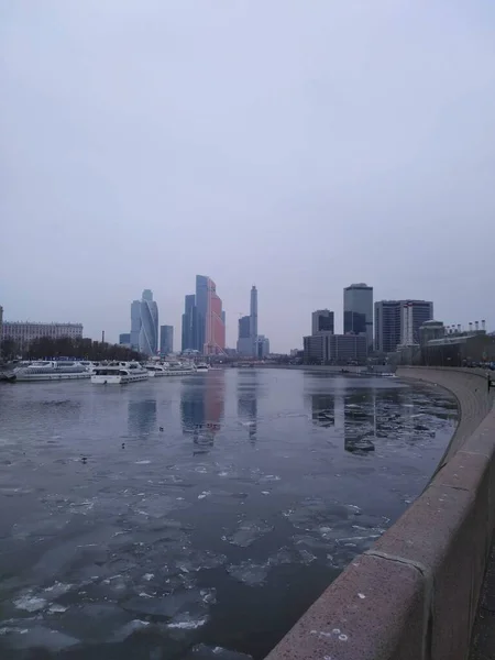 ビジネスセンターモスクワ市は モスクワ川の水に反映されています — ストック写真