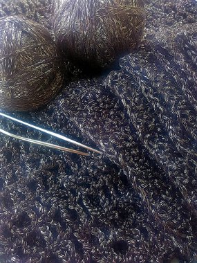 Örgü, iğne ve iplik topları.