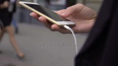 Smartphone kullanarak yürüyen genç kadın