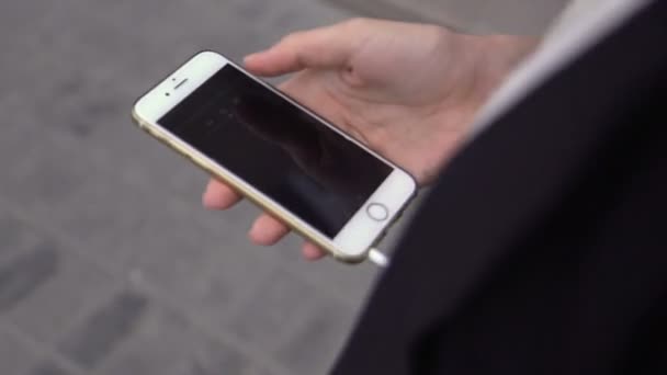 Jonge vrouw lopen gebruikend smartphone — Stockvideo