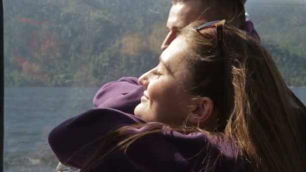Коханці цілуються в човні — стокове відео
