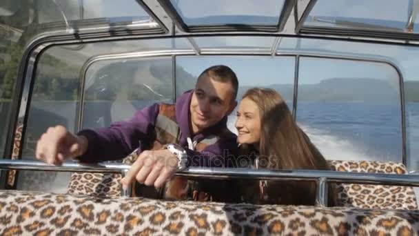 年轻夫妇划船上浪漫之旅，一个吻 — 图库视频影像