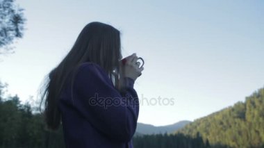 Bir fincan kahve içme çekici genç kız