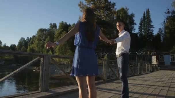 Jeune couple romantique danse sur le rivage — Video