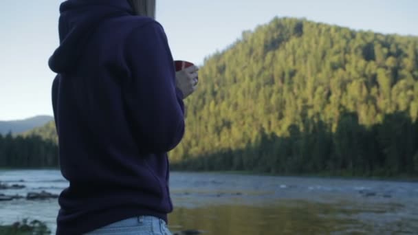 Attraktives junges Mädchen trinkt Kaffee aus einer Tasse — Stockvideo