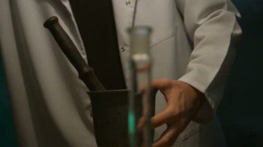 Garip bilim adamı bir iksir hazırlar