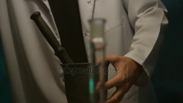 Vreemde wetenschapper bereidt een potion — Stockvideo