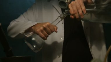 Garip bilim adamı bir şişe sıvı dökülen