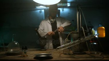 Garip bilim adamı bir şişe sıvı dökülen