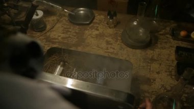 Garip bilim adamı metal bir kutu maddeler ile açılır.