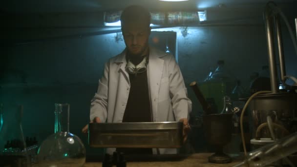 Cientista estranho abre uma caixa de aço com ingredientes — Vídeo de Stock