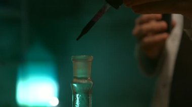 Bir şişe sıvı damla damlaması garip bilim adamı