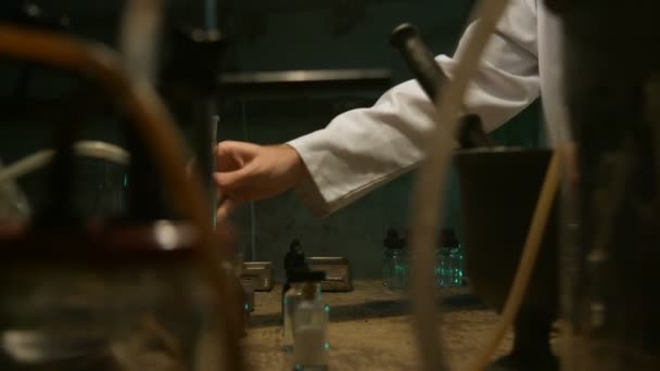 Konstiga vetenskapsman förbereder en potion — Stockvideo