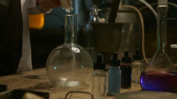 Strange scientist prepares a potion — Stock Video