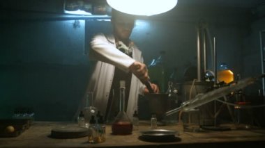 Garip bilim adamı bir iksir hazırlar