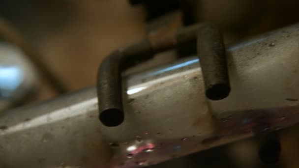 Filtração líquida em um tubo de vidro, o gás sai — Vídeo de Stock