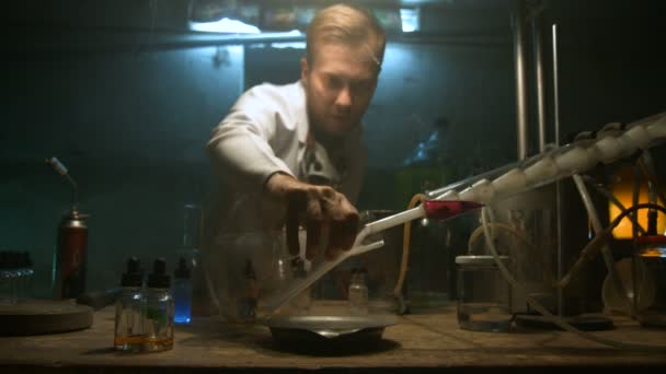 Ученый собирает газ во фляжке после эксперимента — стоковое видео