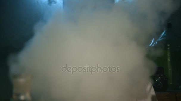 Ученый выдыхает дым и исчезает из лаборатории. — стоковое видео