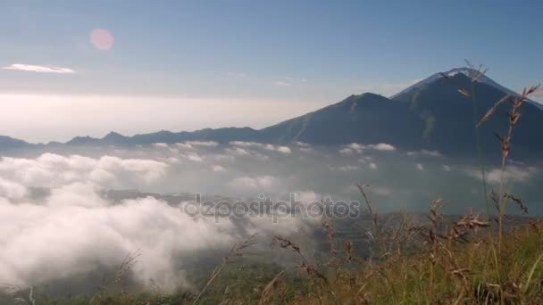 Nuvole che si muovono oltre la montagna — Video Stock