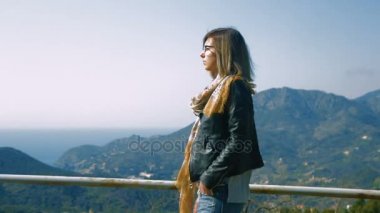 kız yalnız dağ karayolu üzerinde yürüyüş