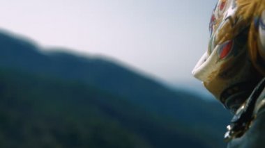 Kız iletiyi izlemek arıyor