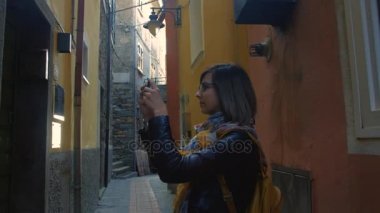 Bir sırt çantası alarak fotoğraf turist kızla
