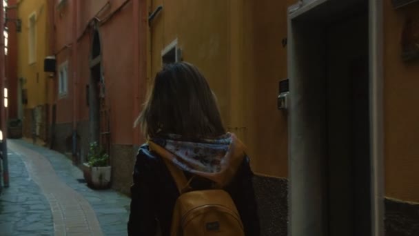 Ragazza turistica con uno zaino nella città medievale — Video Stock