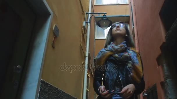 Tourist tjej med en ryggsäck att ta foto — Stockvideo