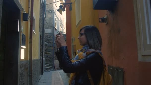 Menina turística com uma mochila tirando foto — Vídeo de Stock