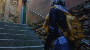 Bir sırt çantası Ortaçağ şehirde turist kızla