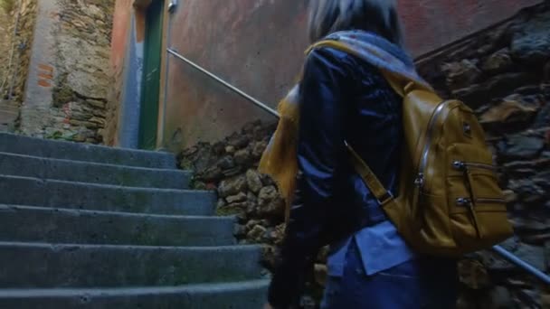 Туристка с рюкзаком в средневековом городе — стоковое видео