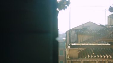 Yakışıklı adam kenarında oturur