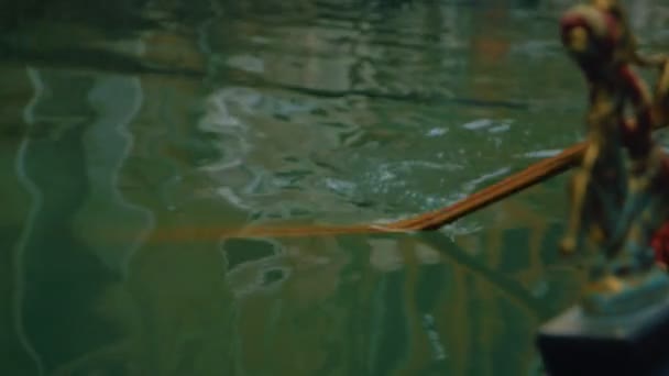 Pagaia su forcola su una gondola . — Video Stock