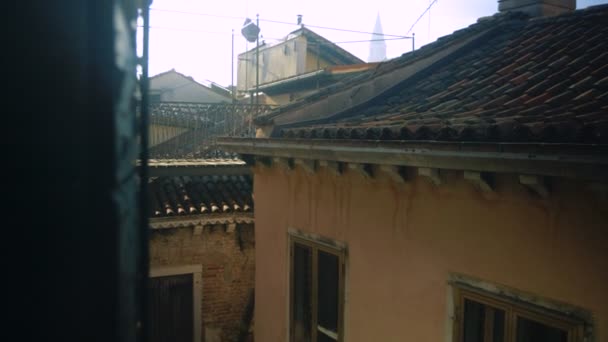 Hombre guapo se sienta en el alféizar de la ventana — Vídeos de Stock