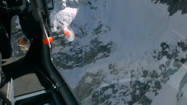 Luchtfoto uitzicht op de bergen sneeuw — Stockvideo