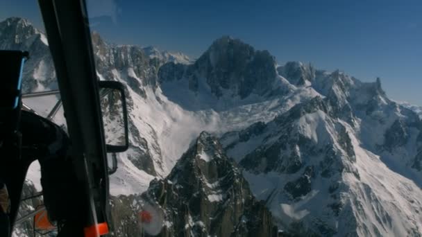 Luchtfoto uitzicht op de bergen sneeuw — Stockvideo