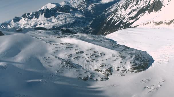 Vista aérea de montaña de nieve — Vídeos de Stock