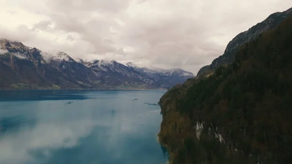 Güzel göl kenarında dağlar.
