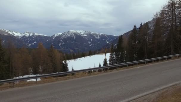 Bosques y campos de montaña — Vídeo de stock