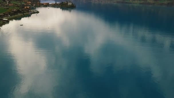 Krásné jezero, nedaleko hory. — Stock video