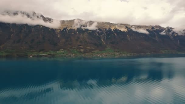 Güzel göl kenarında dağlar. — Stok video