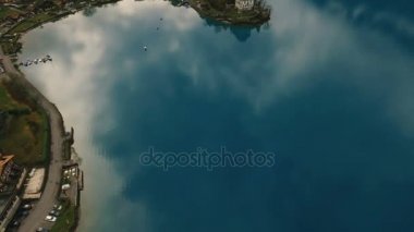 Güzel göl kenarında dağlar.