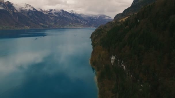 Hermoso lago cerca de montañas . — Vídeos de Stock