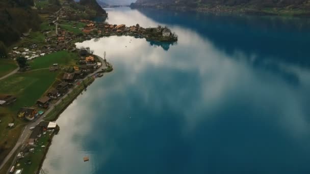 Hermoso lago cerca de montañas . — Vídeos de Stock