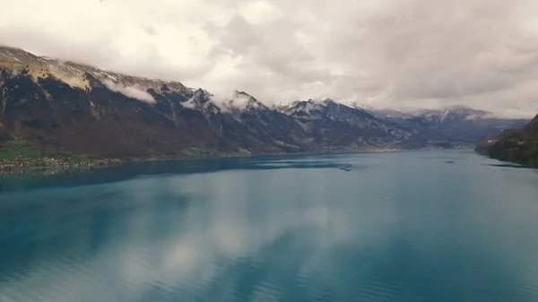 Güzel göl kenarında dağlar.