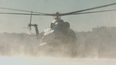 Mi-8 helikopter çıkartıyor